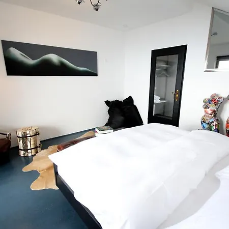 Hotel 12
