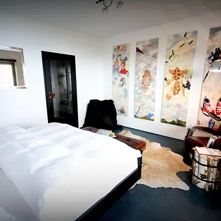 Hotel 12 *
